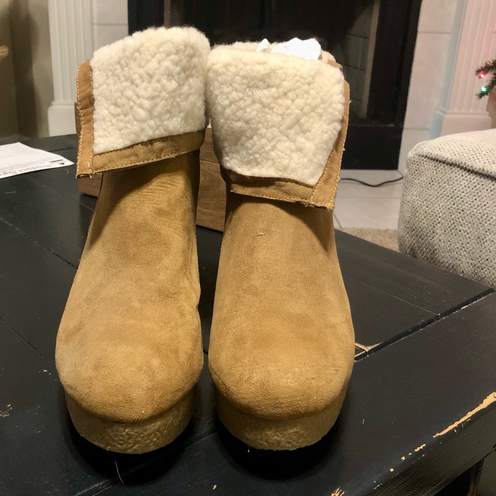 NWT Bamboo Sherpa Booties
